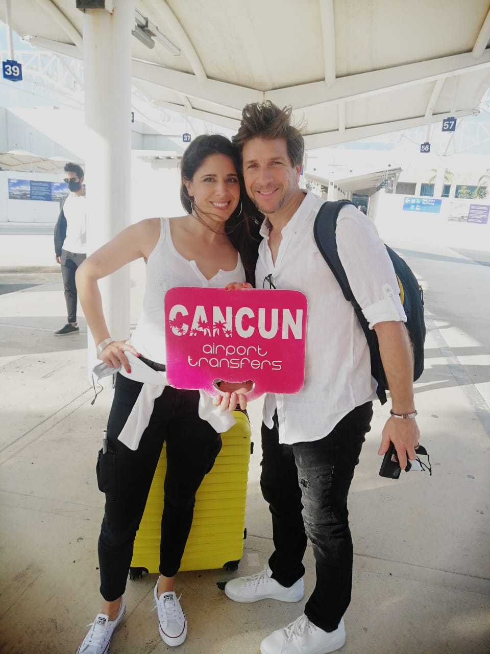 Happy customer using Cancun Airport private transfer service