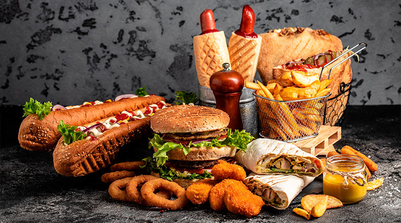 Restaurants and fast food options at Cancun Airport