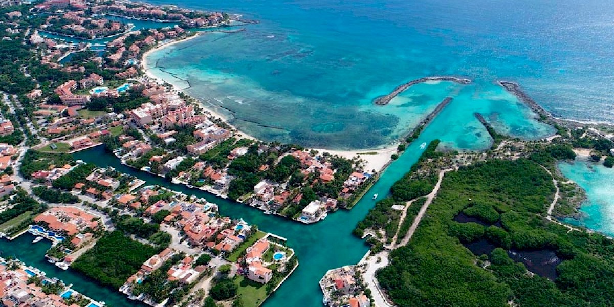 Puerto Aventuras marinas and boat docks along the Riviera Maya